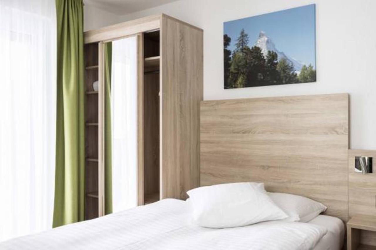Einzelzimmer mit großem Bett und Bergblick